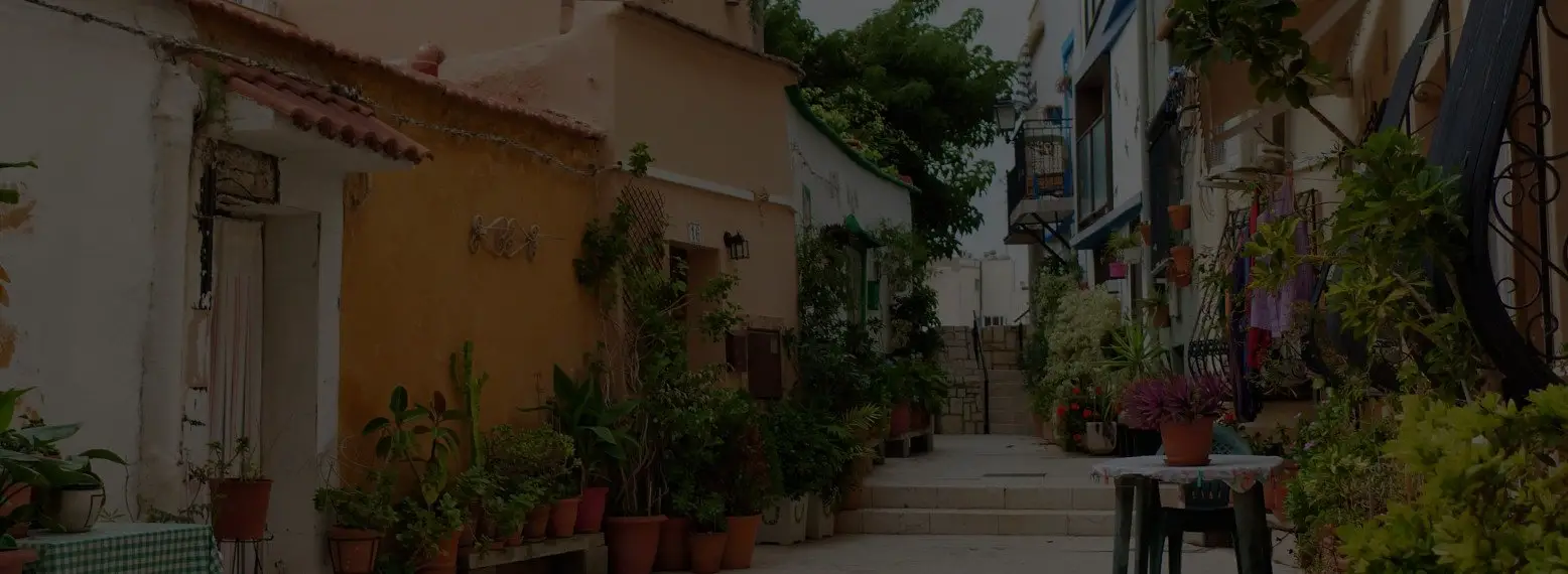 Calle de Alicante con edificio de hormigón marrón