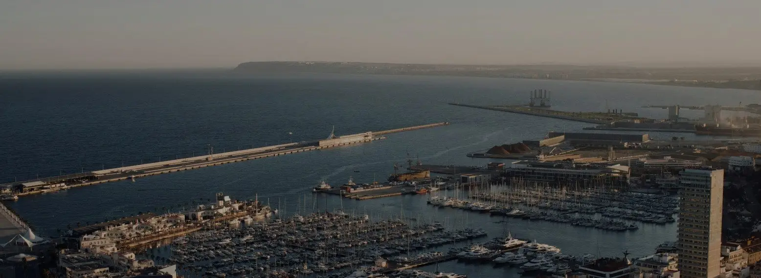 Puerto de Alicante con edificios